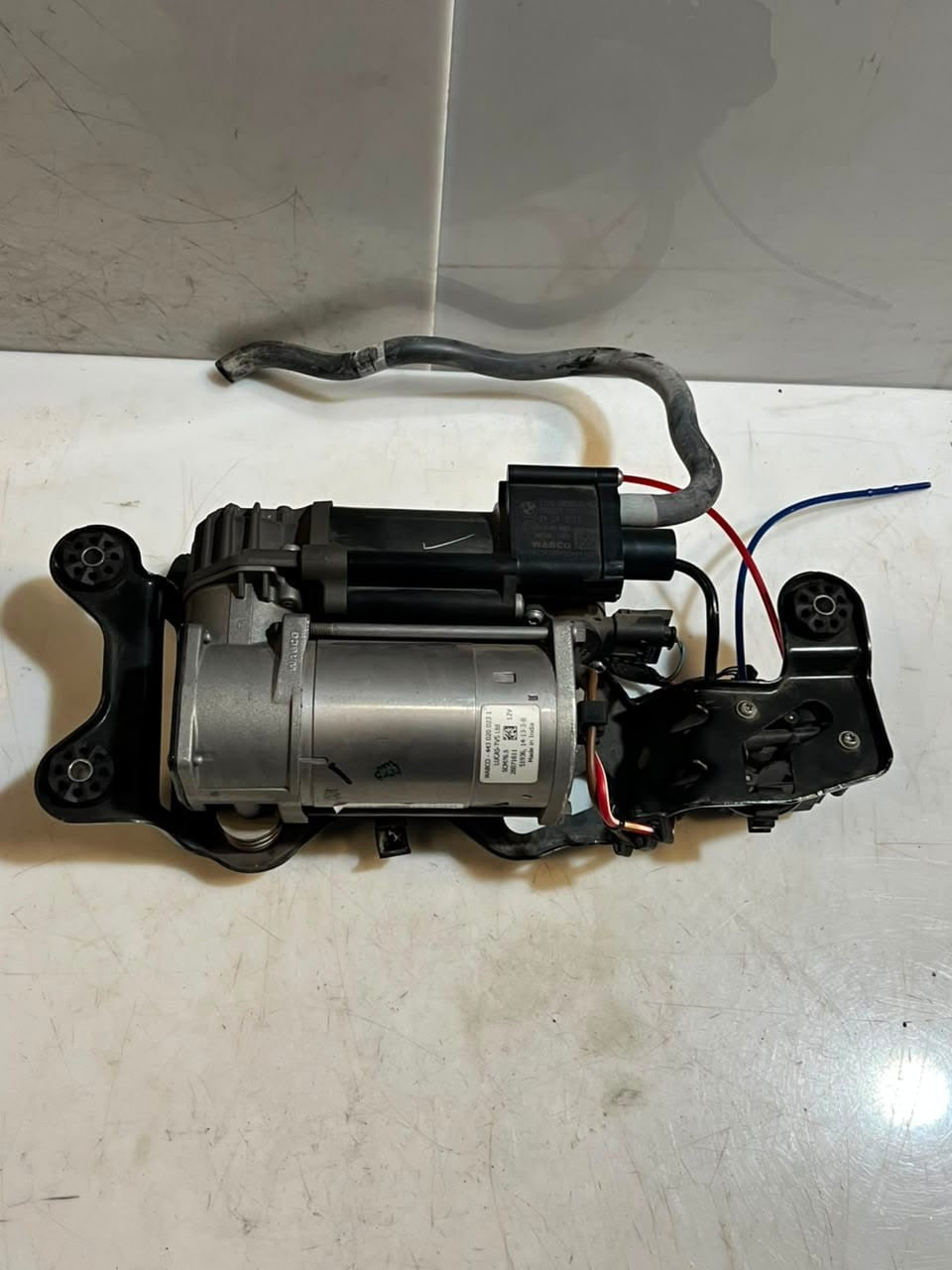 2013-2019 BMW X5 F15, F85, and X6 F16 AIR Suspension Compressor PUMP 26071611