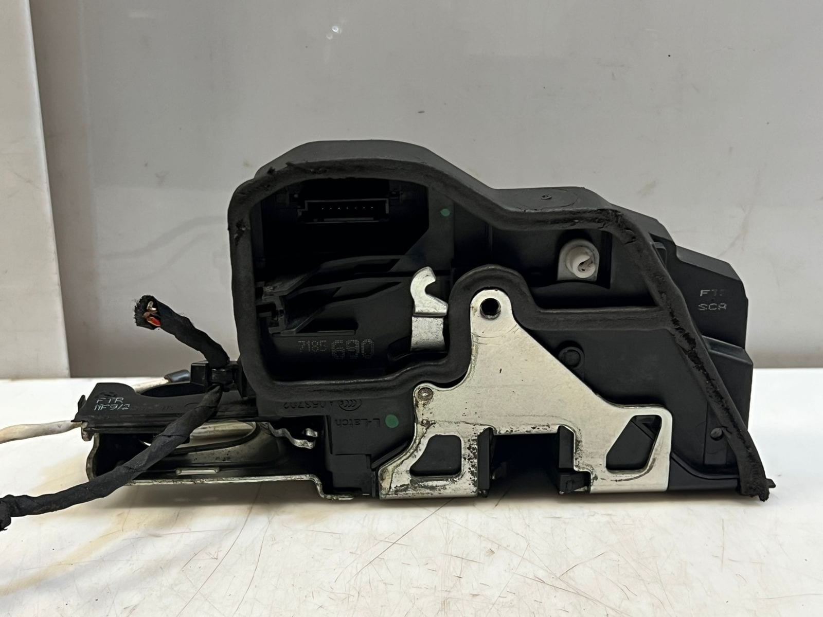 2010-2015 BMW 740i F01 F02 F03 F04 F10 F11 Door Lock Latch Front Right 7185690