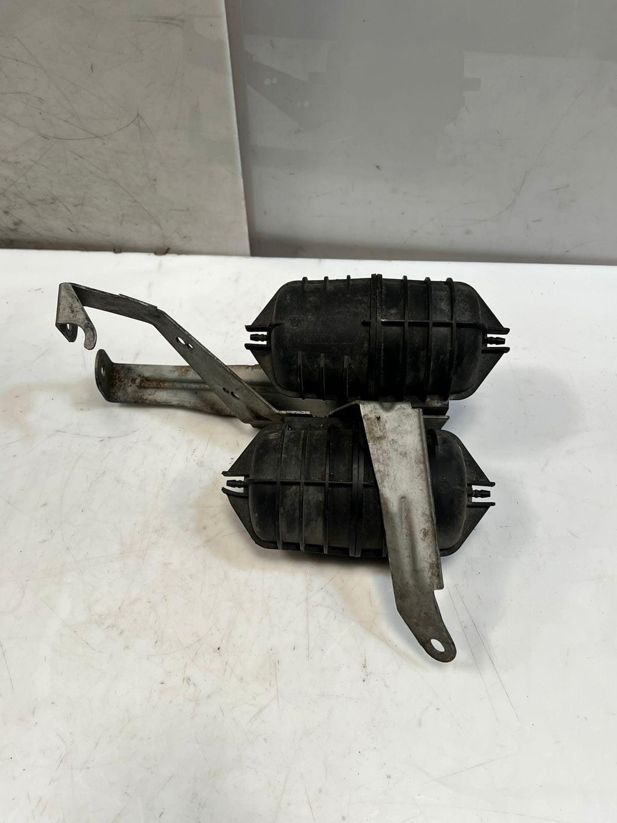 07-10 BMW E82 E88 E90 E92 135i 335i Turbo Vacuum Tank Canisters BrackeT 7558322