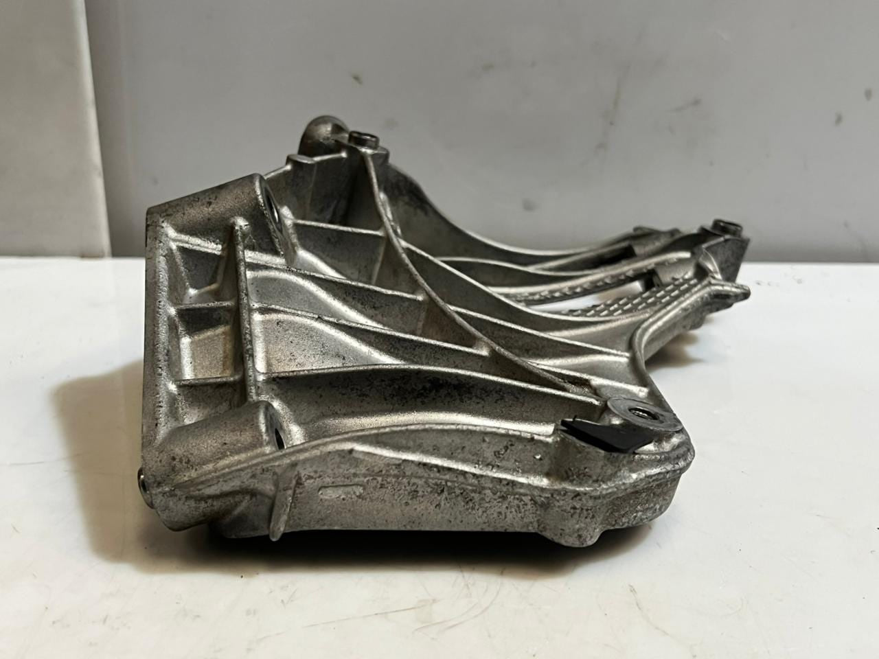 2015-2018 BMW M4 2' M2 F87 F22 F23 Air Conditioning Compressor Bracket 7585167