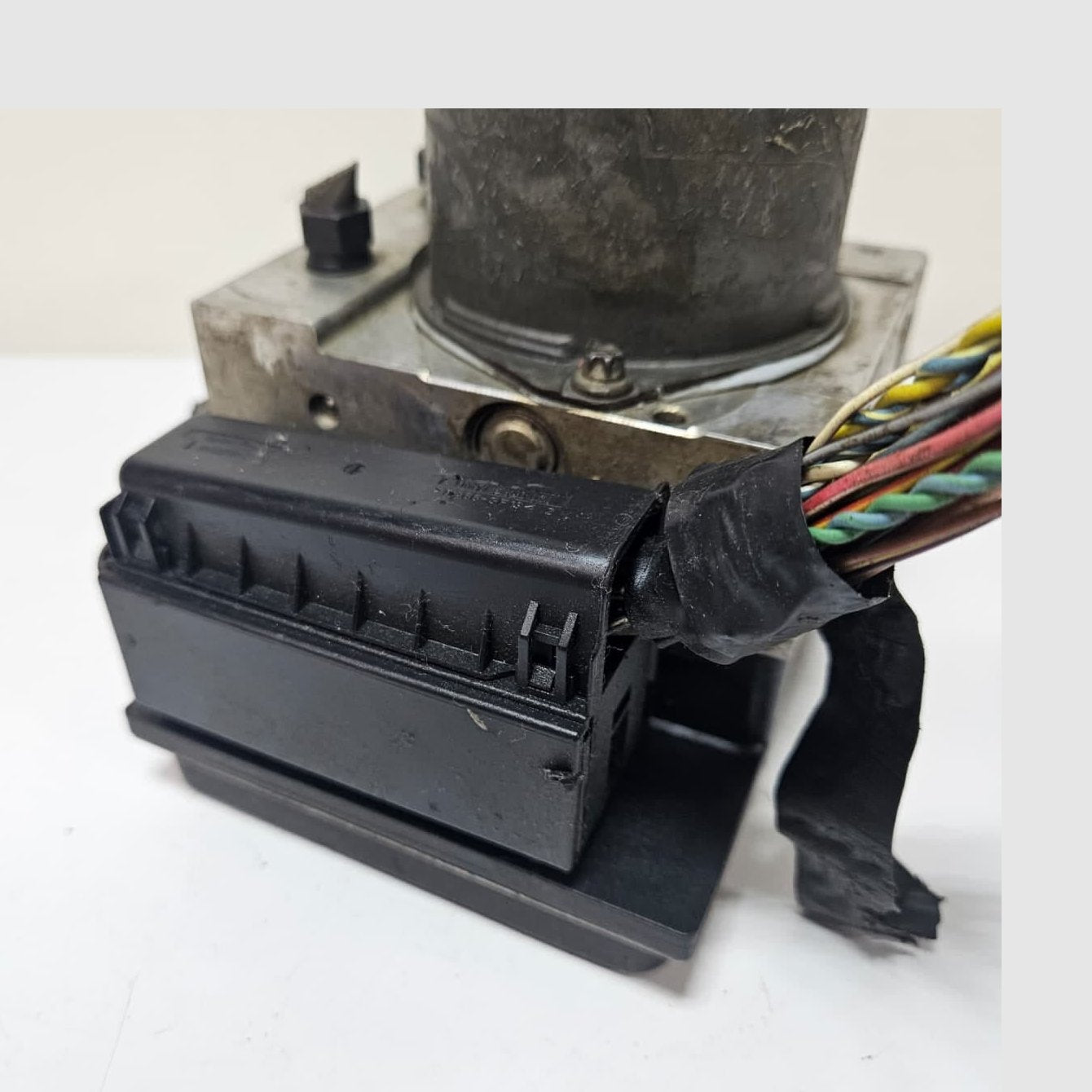2000-2006 BMW X3 E83 ABS Pump Control Module 6773012 USED