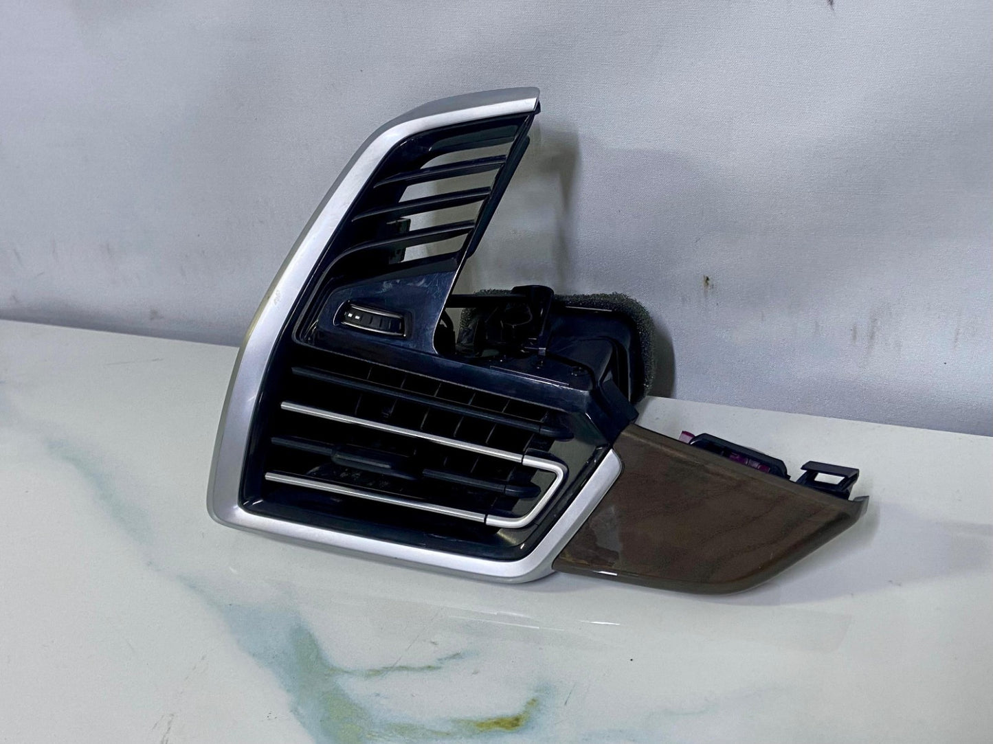 OEM BMW G05 F95 G06 F96 G07 Air Vent Fresh Air Grill Left 9399469
