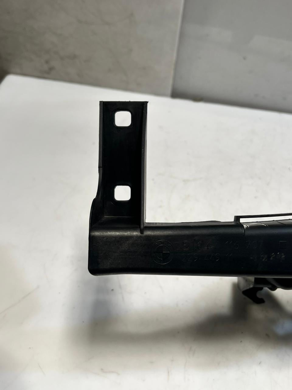 2006-2008 BMW 325i 3 Series E90 E91 Headlight Mounting Bracket LEFT 7116707 OEM