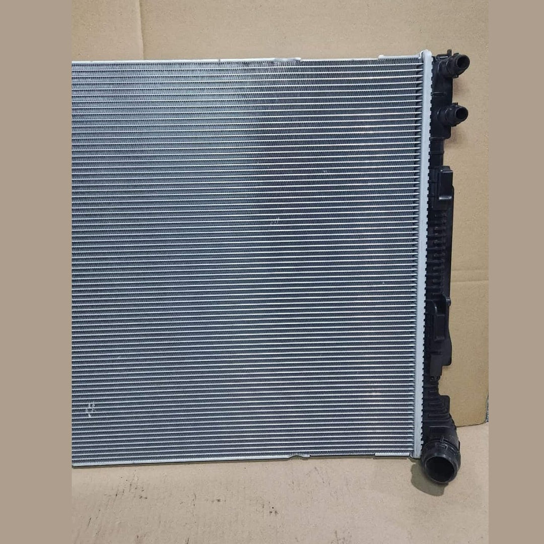 2015-2021 BMW 320i Engine Cooling Radiator 8652497 F20 M140 F22 F23 F87 230i