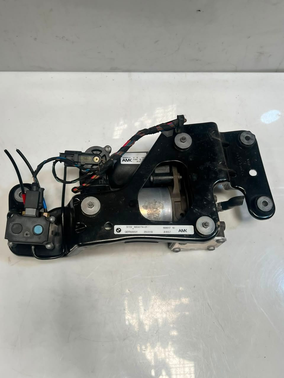 2007-2013 BMW X5 E70 and X6 E71 Air Suspension Compressor Pump 6859714 OEM
