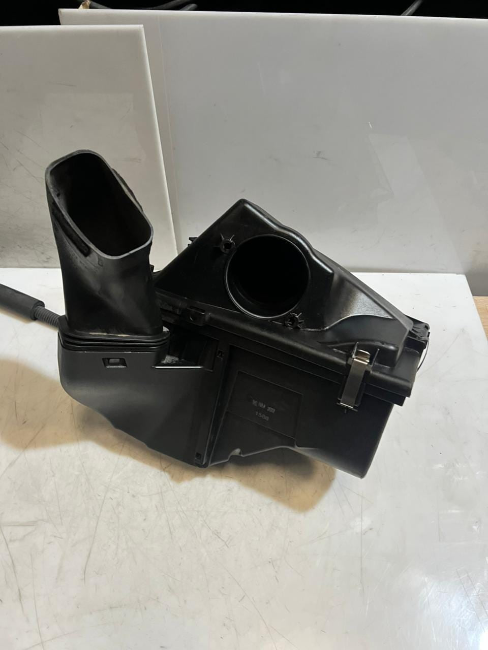 2011 BMW E90, E91, E92, E93 X1 E84 130KW DIESEL Air Filter Housing 8512599 OEM
