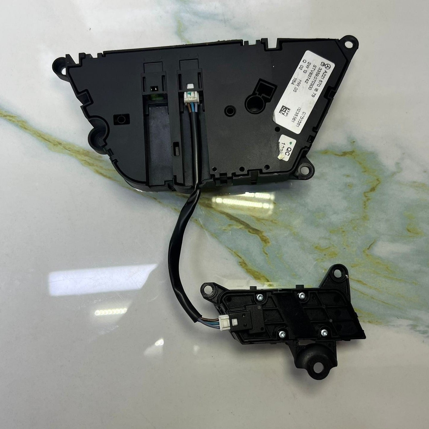 Mercedes-Benz Front Passenger Seat Control Switch Unit A221 8701879 W221 S-Class