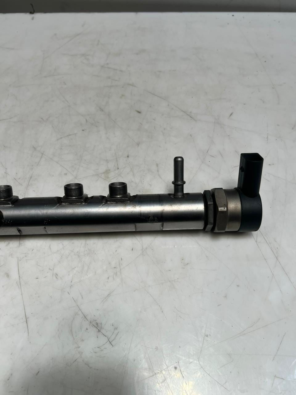 BMW 1' F10 F30 E90 E81 E87 N47 2.0L Fuel Injection Rail With Sensor 7809127 OEM