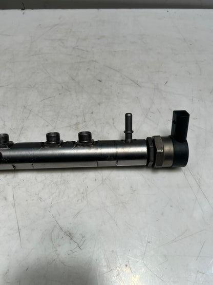 BMW 1' F10 F30 E90 E81 E87 N47 2.0L Fuel Injection Rail With Sensor 7809127 OEM