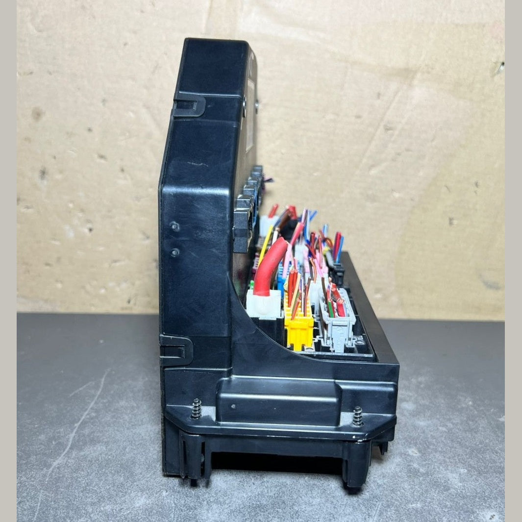 10-16 Mercedes-Benz W212 W204 Front SAM Module Relay Fuse Box A212 9005622 OEM