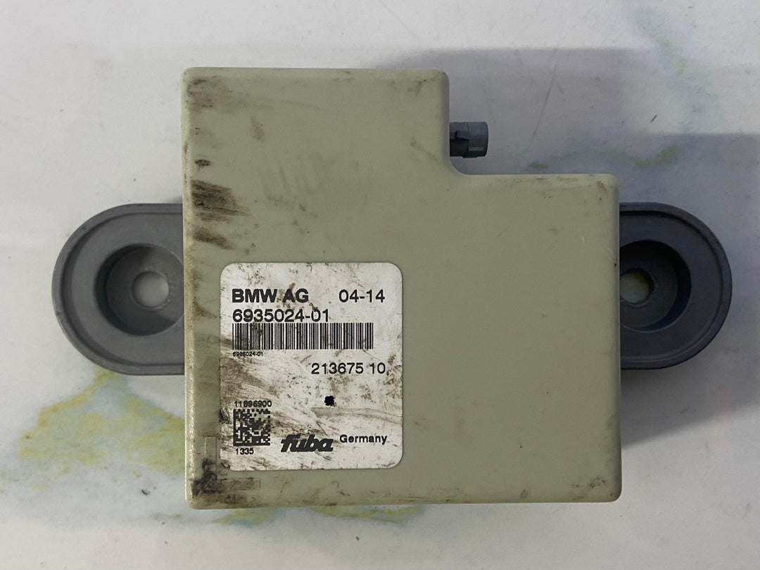 OEM BMW X5 E70 Radio Antenna Amplifier Control Module Unit 6935024