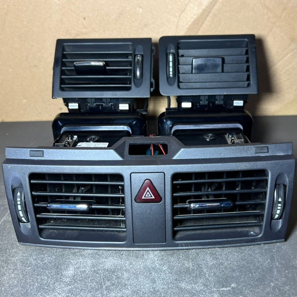08-10 Mercedes W204 C-Class Front Center Dashboard  Heater A/C Air Vent Set