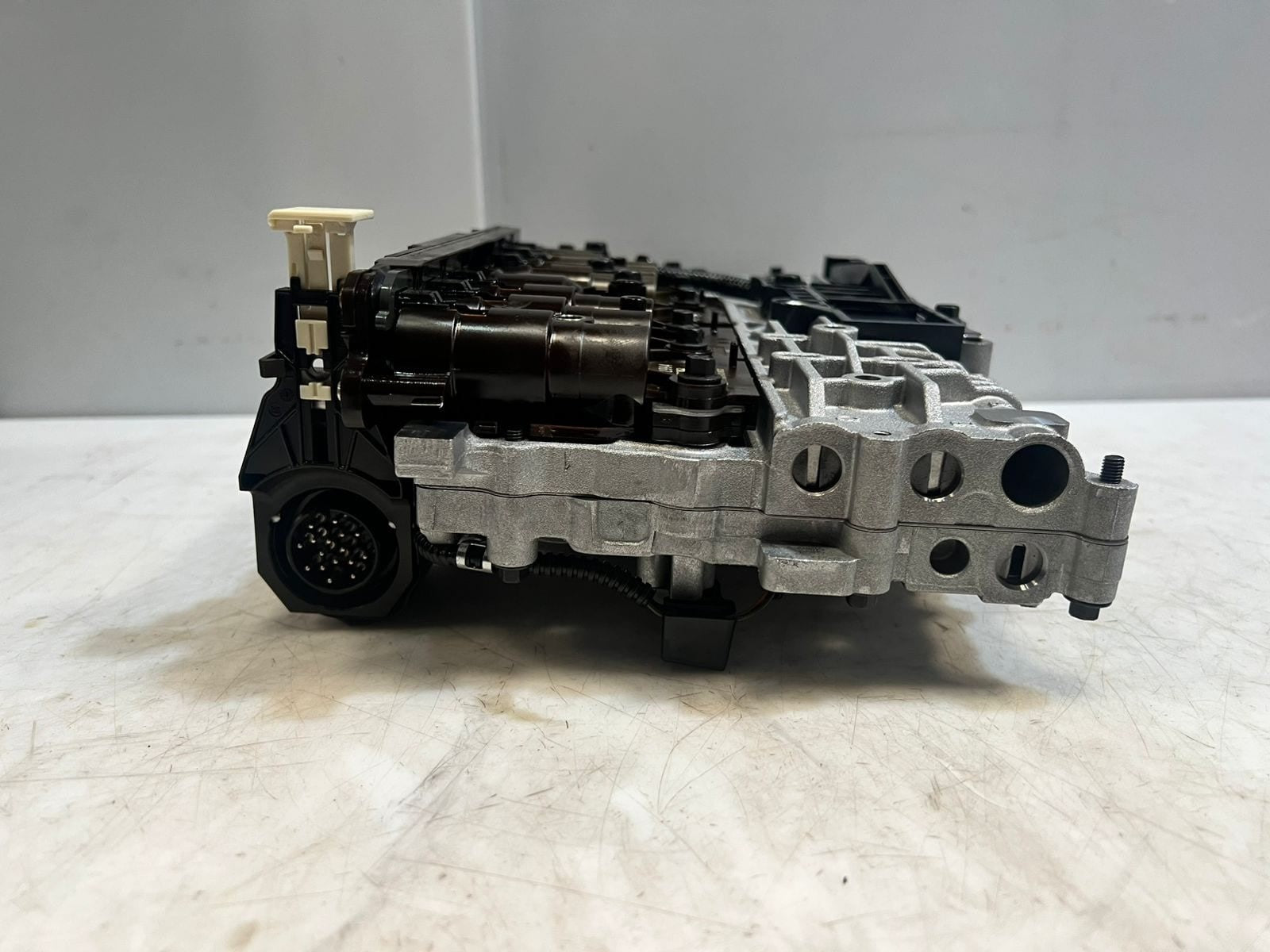 2004-10 BMW 325i E81 E90 E91 E84 E83 Automatic Transmission Valve Body 24242994