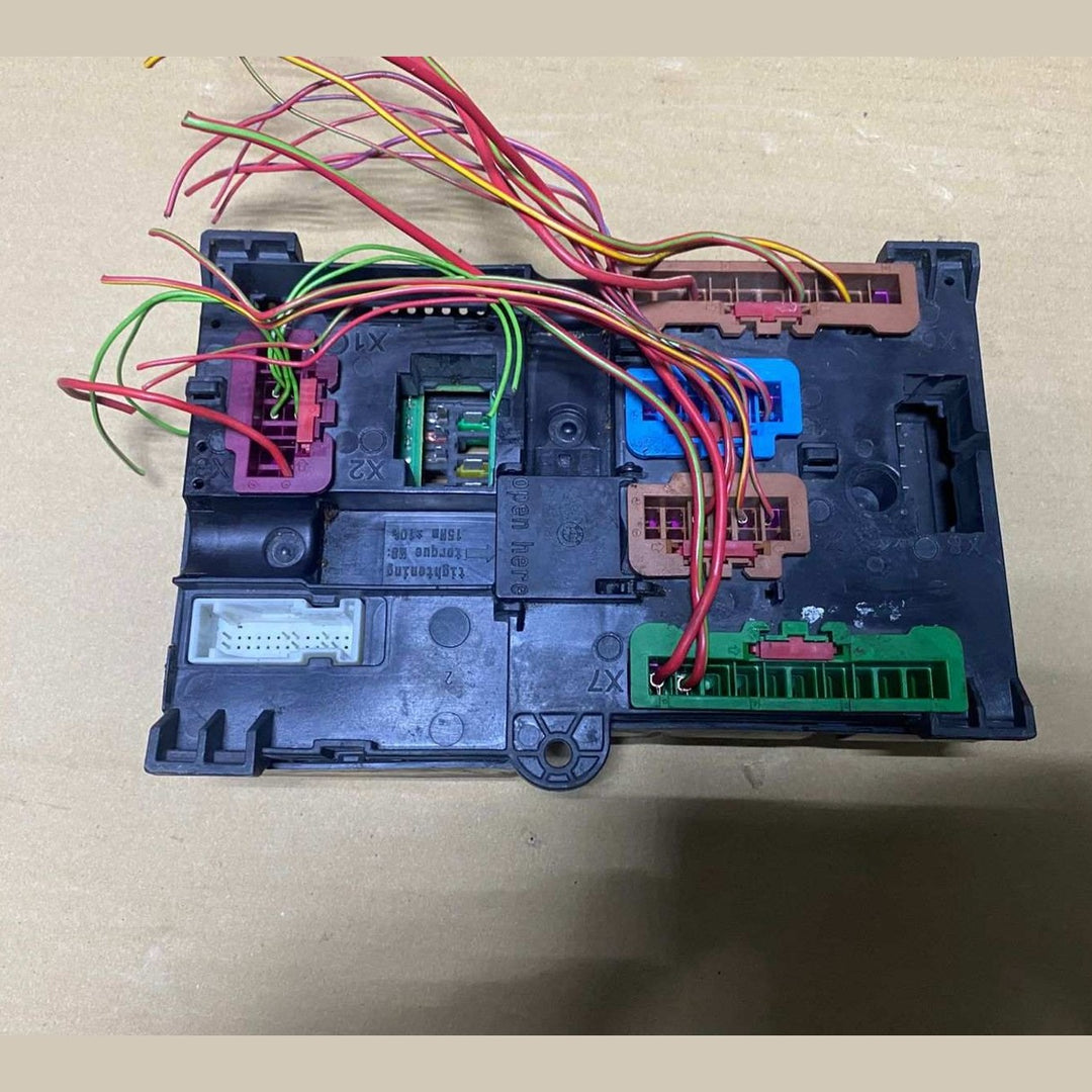 2018-2023 BMW 530e Power Distribution Box 6837091 530I 540I 740I