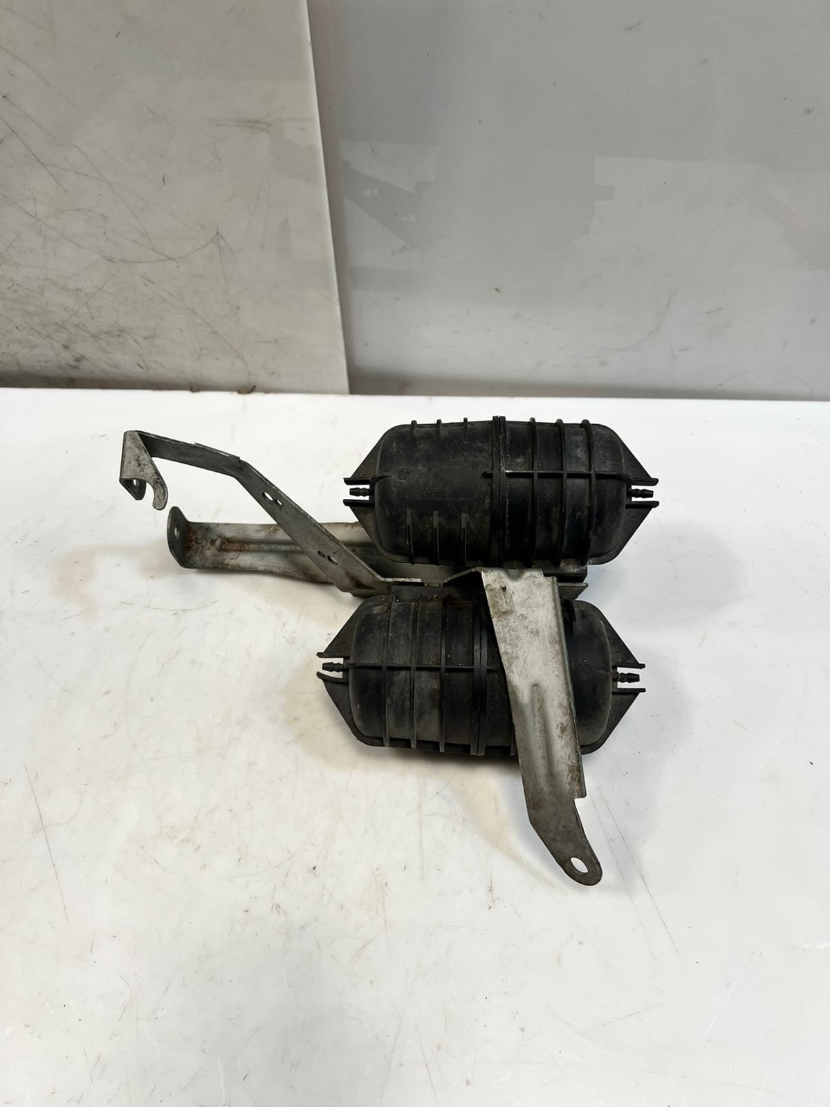07-10 BMW E82 E88 E90 E92 135i 335i Turbo Vacuum Tank Canisters BrackeT 7558322