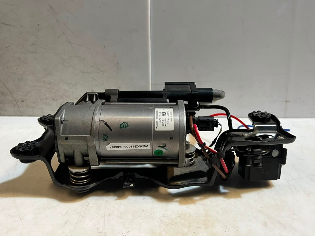 2013-2019 BMW X5 F15, F85, and X6 F16 AIR Suspension Compressor PUMP 26071611