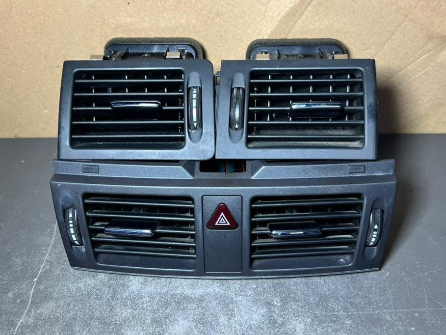 08-10 Mercedes W204 C-Class Front Center Dashboard  Heater A/C Air Vent Set