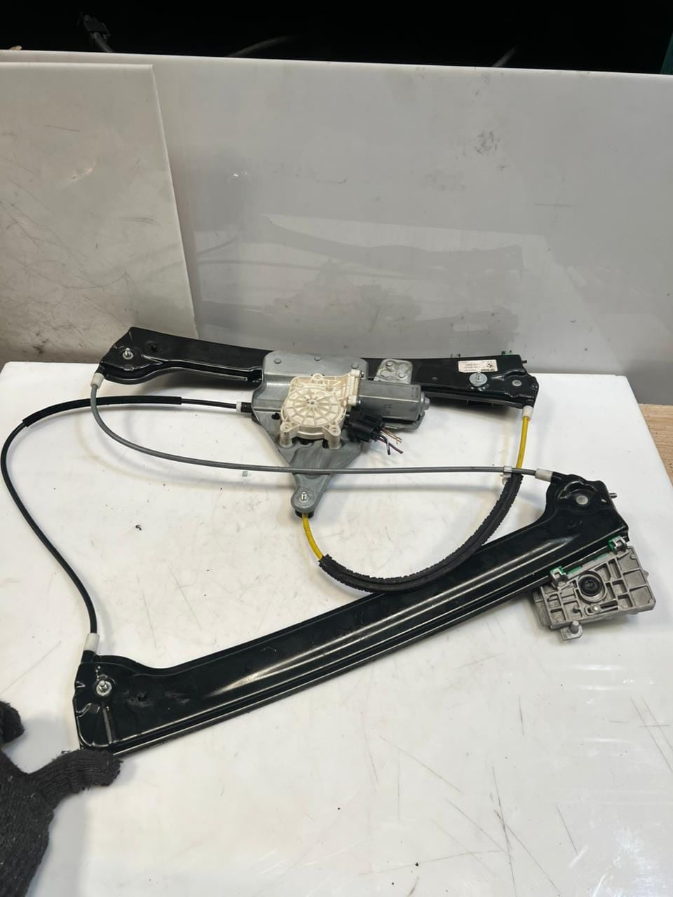 BMW 6 Series E63 E64 Front Door Window Regulator With Motor Front Left 7008623