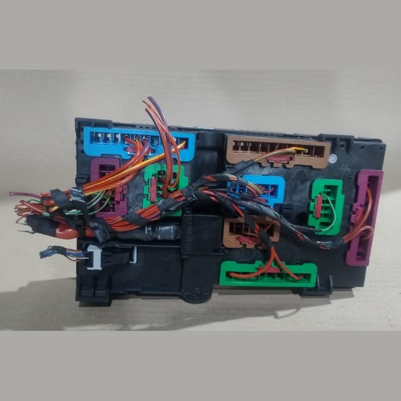 BMW F98 F97 X4 X3 G01  M BODY FUSE BOX CONTROL MODULE OEM  6828074