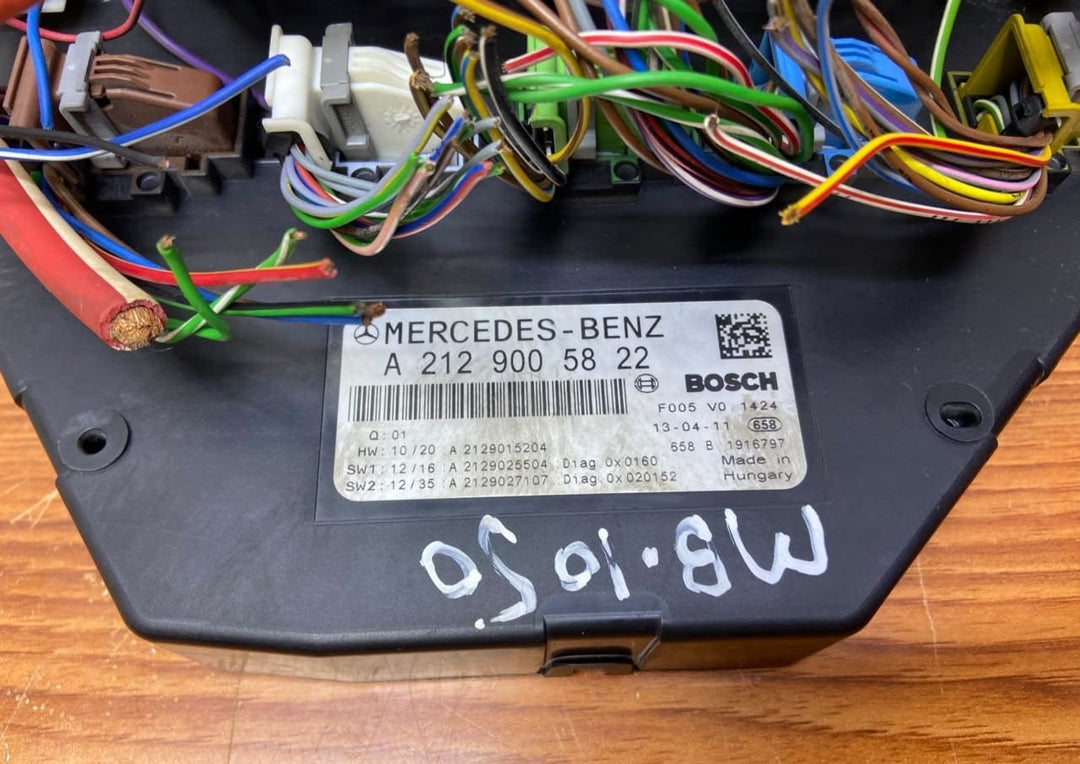 Mercedes-Benz Front SAM Fuse Box Control Module A2129005822 C-Class W204
