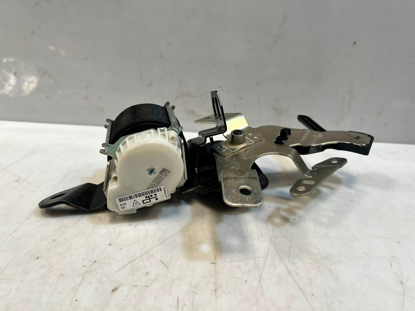 2015-2019 BMW X1 F48 and X1 E84 Rear Middle Seat Belt 34141670 OEM
