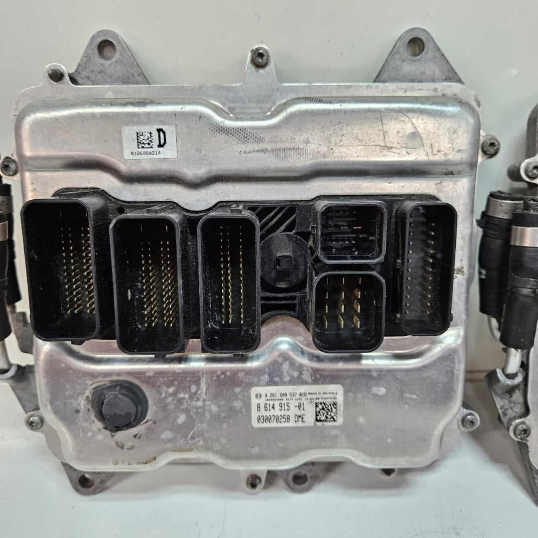 8614915-2013-2015 BMW 650i MEVD17.2.8 N63 Engine Control Module ECU DME Key Set