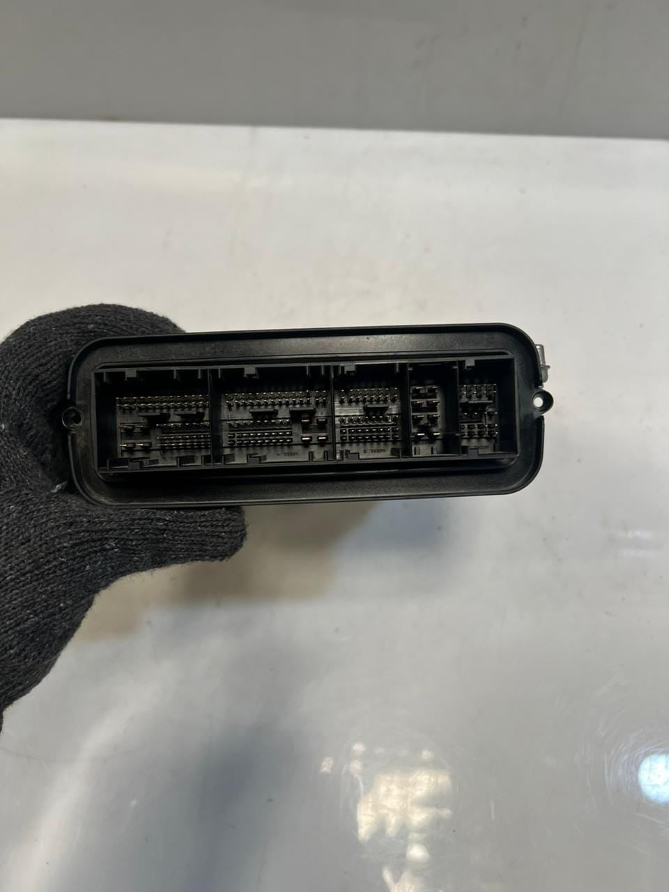 2012 BMW F13 N57D30B Engine Control Unit ECU ONLY DDE 8572873 OEM