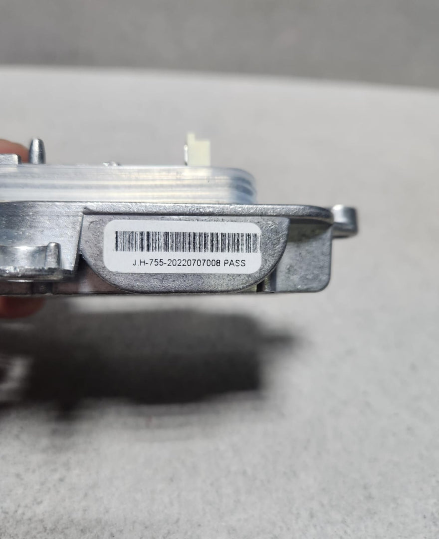 Genuine 2018-2020 BMW 740i LED Headlight Turn Signal Light Module 9498409 