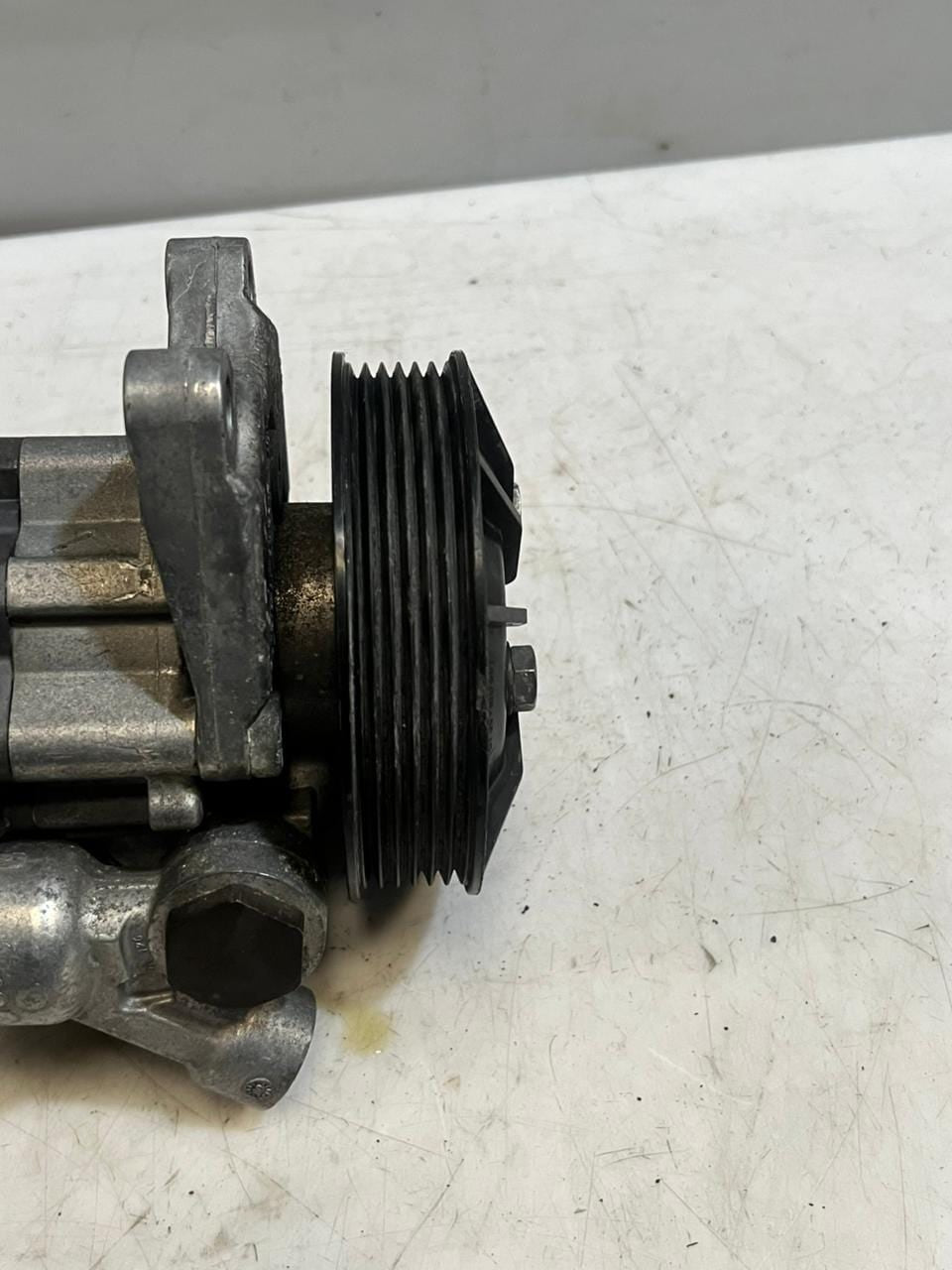 2008-2010 BMW 528i E81 E87 E90 E91 N52B25 2.5P Power Steering Pump 7539015 OEM