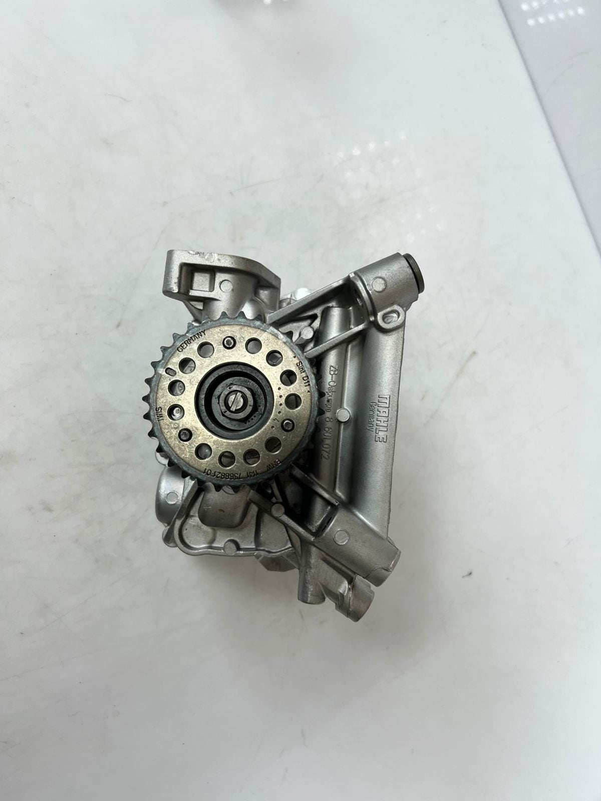 2016-2019 BMW 5 Series G30, X5 xDrive M50i Engine Oil Pump Assembly 8601072 OEM