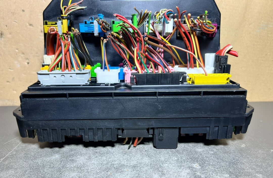 10-16 Mercedes-Benz W212 W204 Front SAM Module Relay Fuse Box A212 9000006 OEM