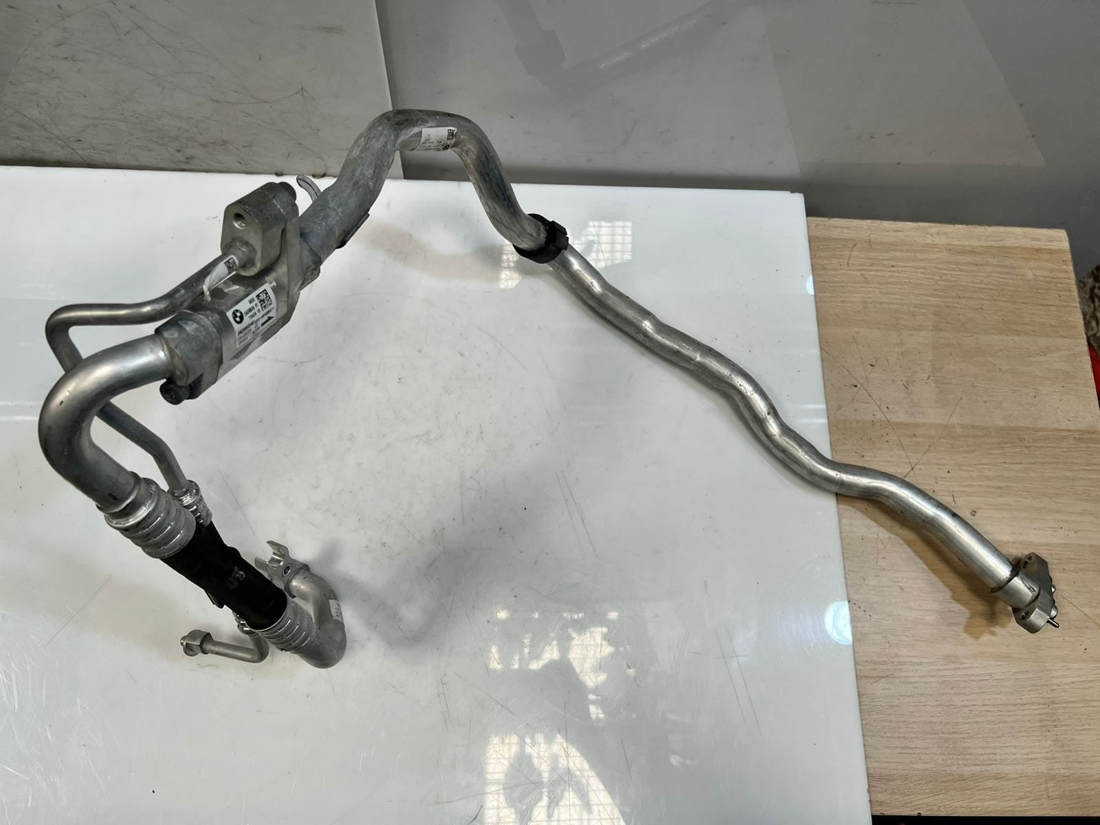 2022 BMW iX 120 AC Air Conditioning Refrigerant Hose Line 5A28911 OEM