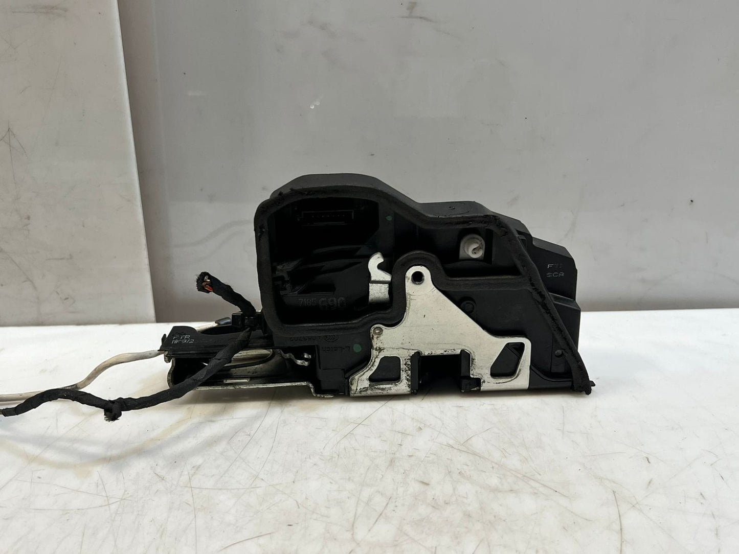 2010-2015 BMW 740i F01 F02 F03 F04 F10 F11 Door Lock Latch Front Right 7185690