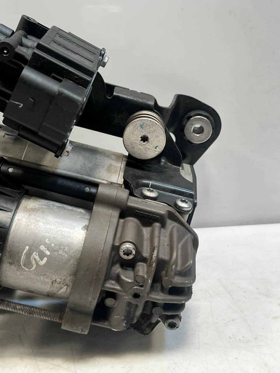 2015-2020 BMW 740i 7 Series G11 G12 Air Suspension Compressor Pump 443021002 OEM