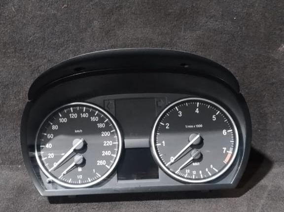 BMW 3 E90 E91  SPEEDOMETER / INSTRUMENT CLUSTER - 9242344