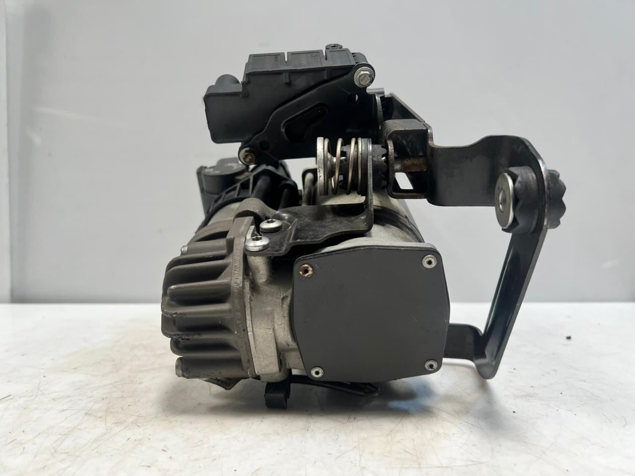 2015-2020 BMW 740i 7 Series G11 G12 Air Suspension Compressor Pump 443021002 OEM