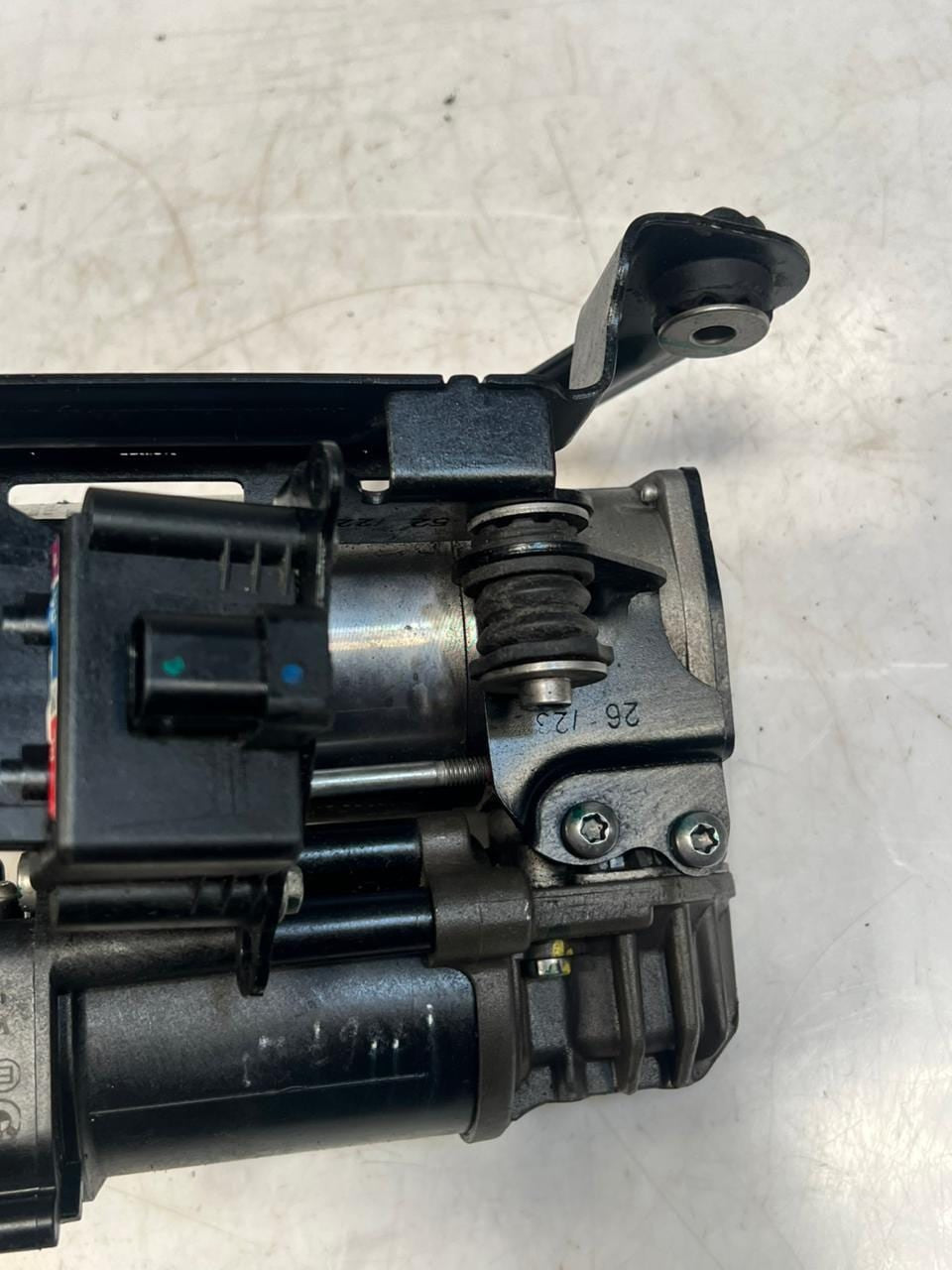 2025 BMW i4 5 Series G30 G31 G32 GT Air Suspension Compressor 4430210011 OEM
