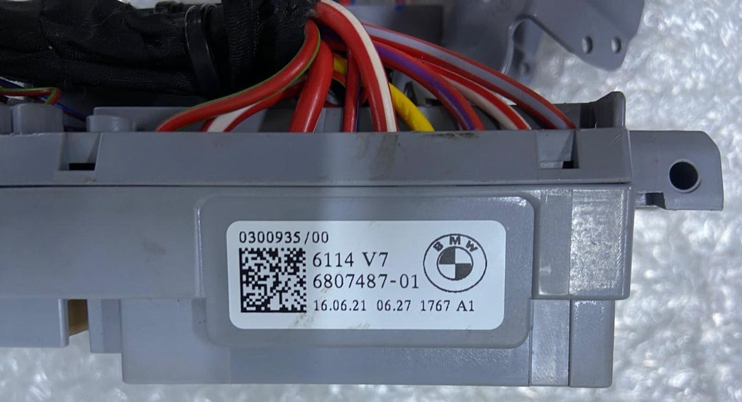 BMW M340i 330i 330e G20 G26 Front Power Distribution Fuse Relay Box 6807487