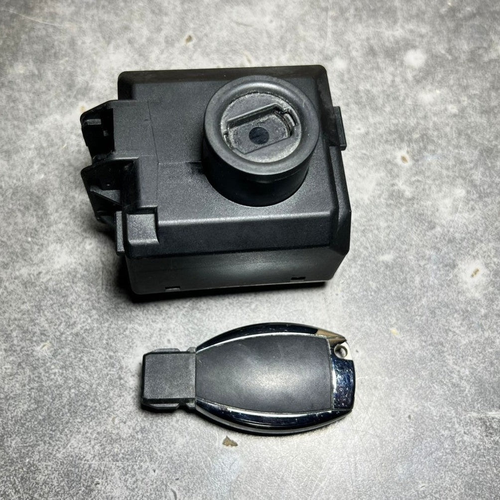 13-17 Mercedes W246 CLA  Ignition Switch Module Unit W/key FBS4 A246 9054702 OEM