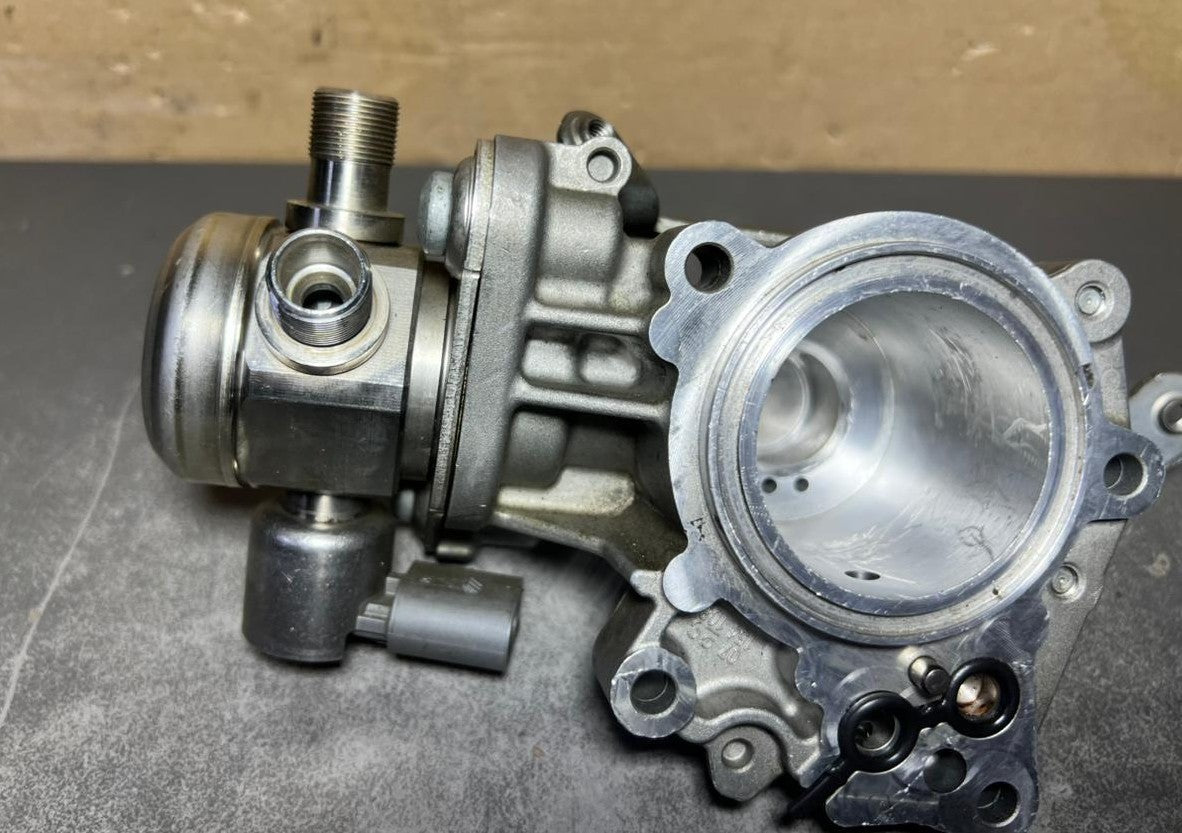 12-18 Mercedes W212 C300 M276 High Pressure Fuel Pump W/Housing A276 0700601 OEM