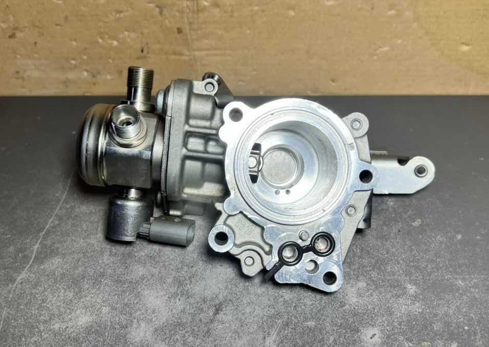 12-18 Mercedes W212 C300 M276 High Pressure Fuel Pump W/Housing A276 0700601 OEM