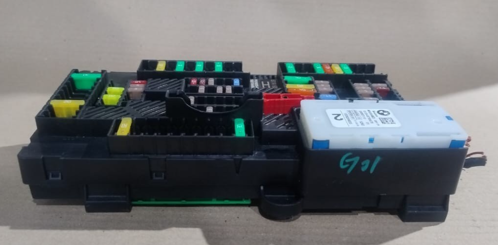 BMW F98 F97 X4 X3 G01  M BODY FUSE BOX CONTROL MODULE OEM  6828074