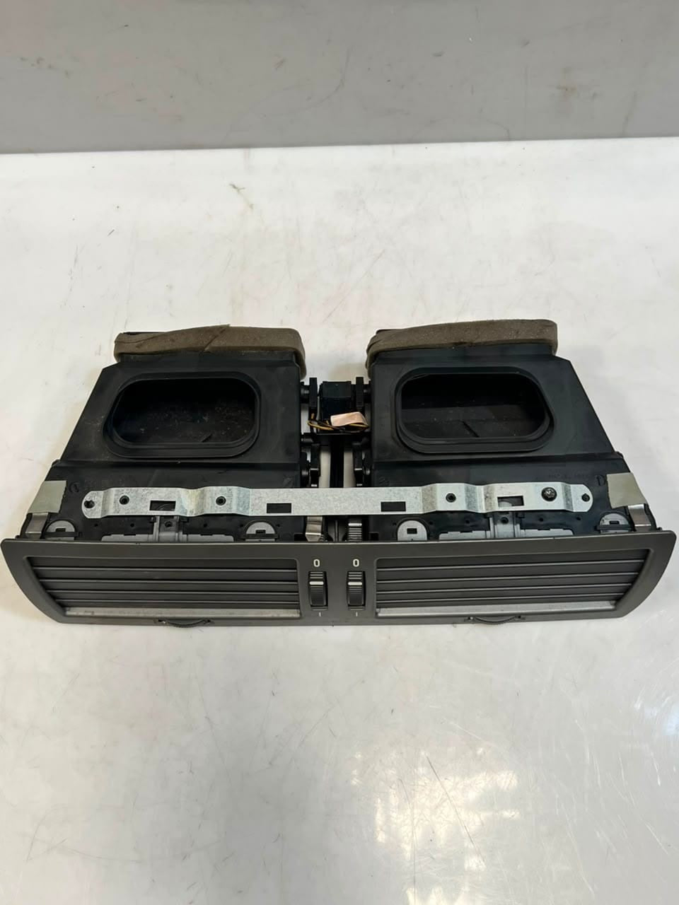 2005 BMW 7 Series E65 E66 745Li Center Dashboard AIR GRILLE Vent 8223599 OEM