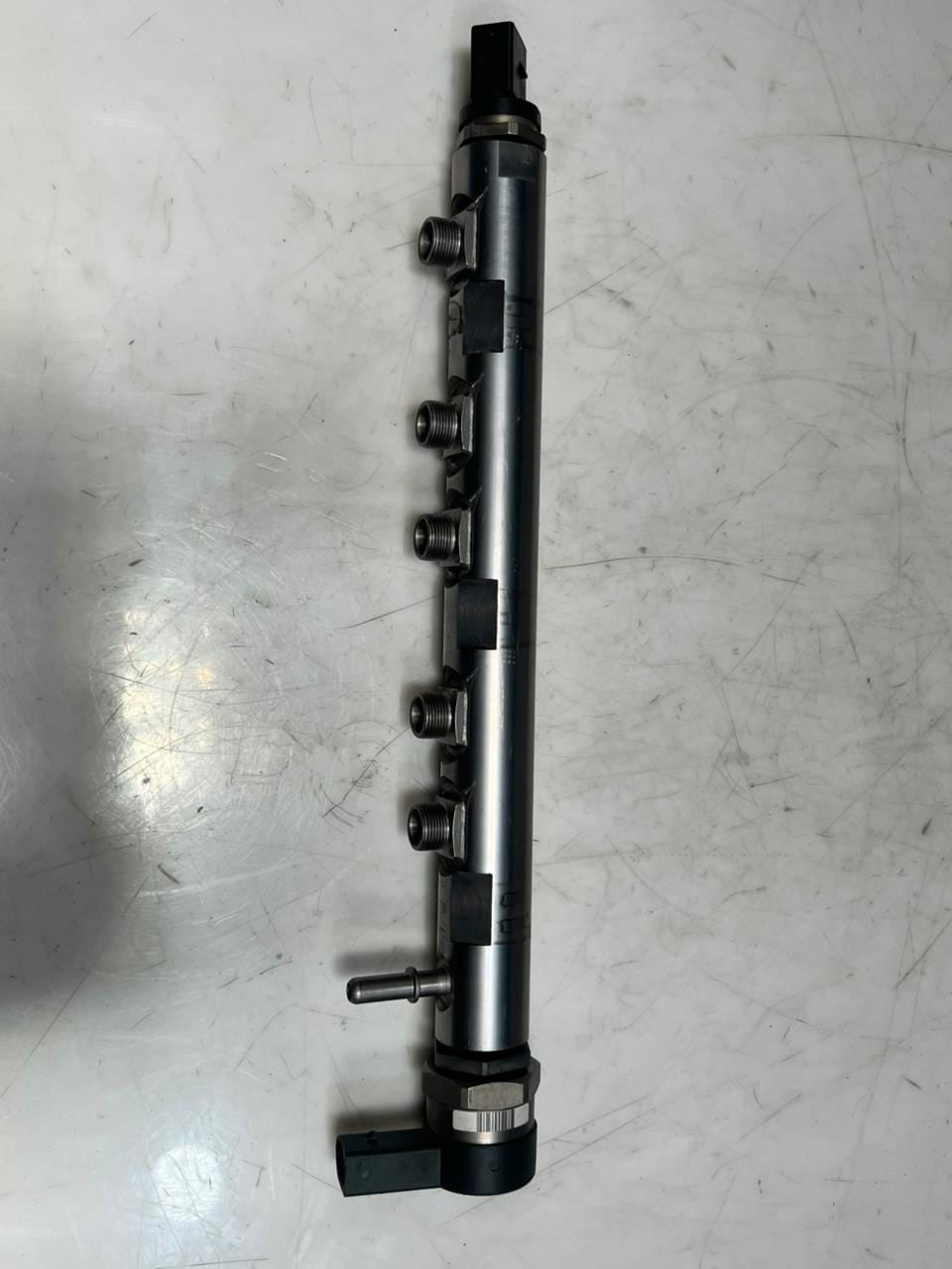 BMW 1' F10 F30 E90 E81 E87 N47 2.0L Fuel Injection Rail With Sensor 7809127 OEM