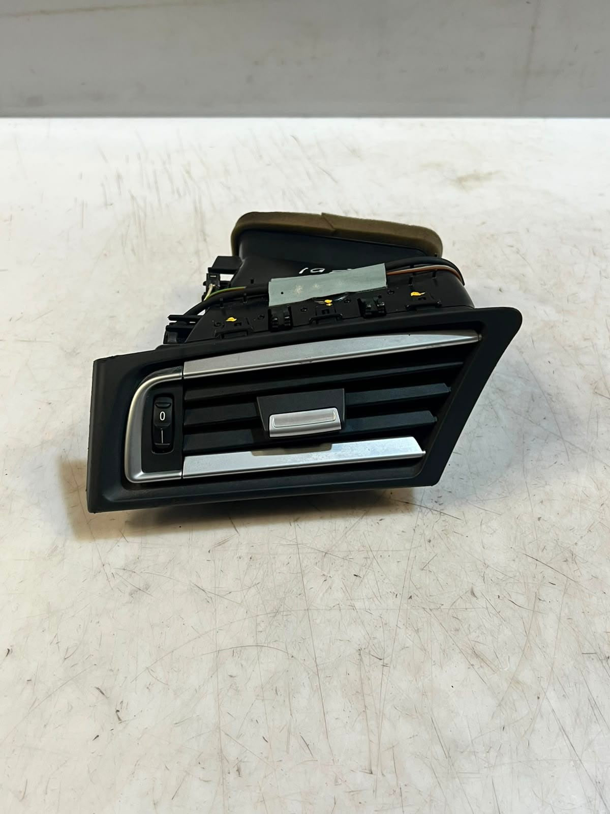 2010-2015 BMW 7 Series F01, F02, F03 F04 740i Dashboard Air Vent Grille 9115857