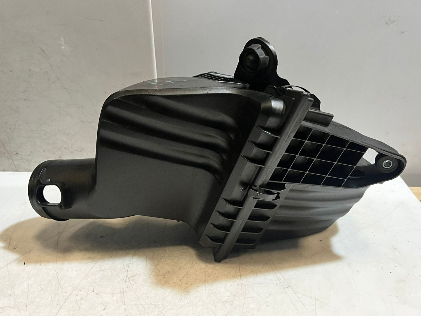 2010-2016 BMW 528i F10 N20 520I F11 F07 Air Intake Filter Box 7612014 OEM