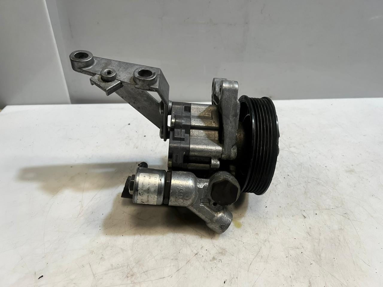 2008-2010 BMW 528i E81 E87 E90 E91 N52B25 2.5P Power Steering Pump 7539015 OEM