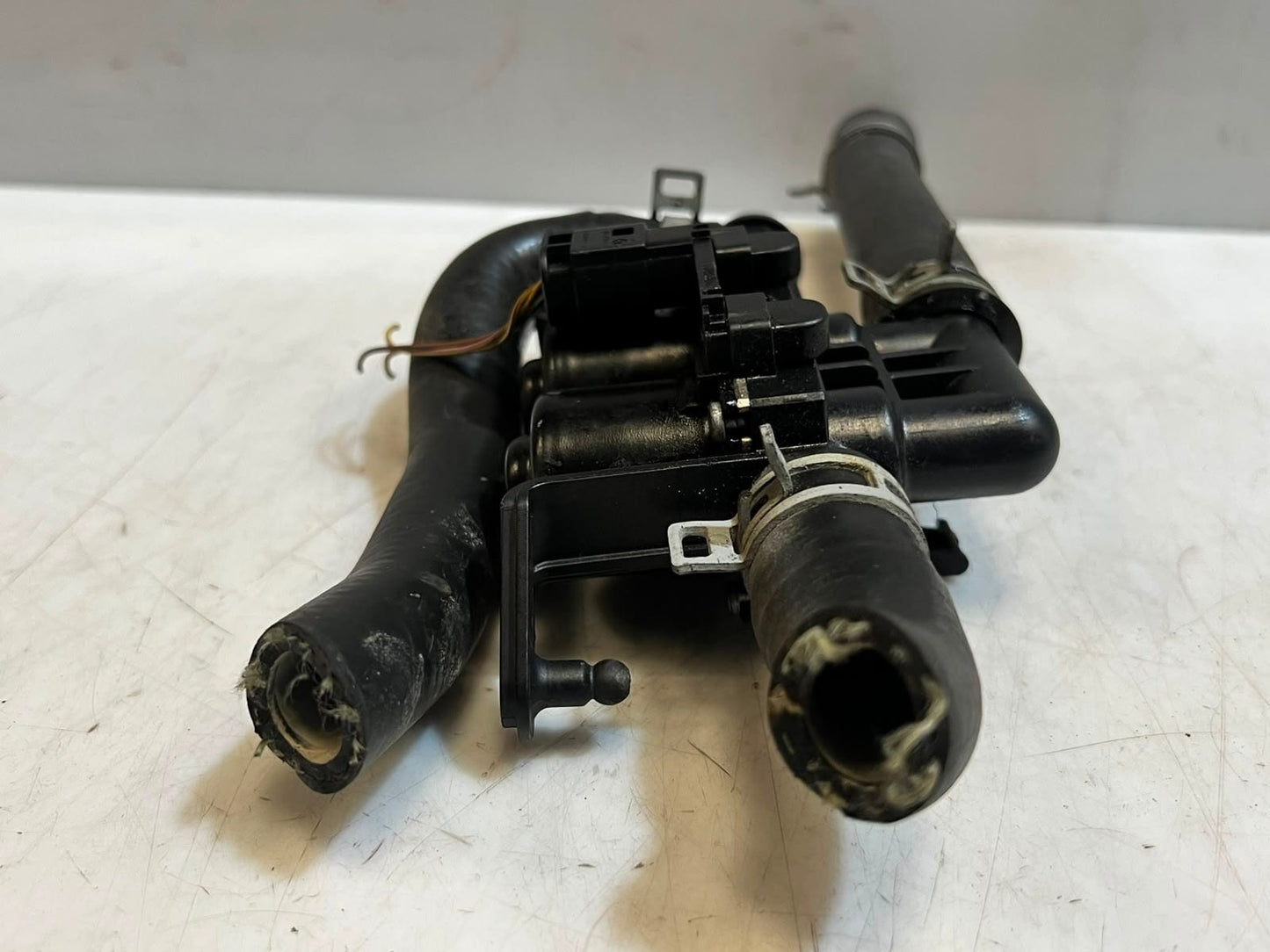 2010-2021 BMW 5 7 Series F10 F11 F07 F10 740i Heater Control Valve 9119164 OEM