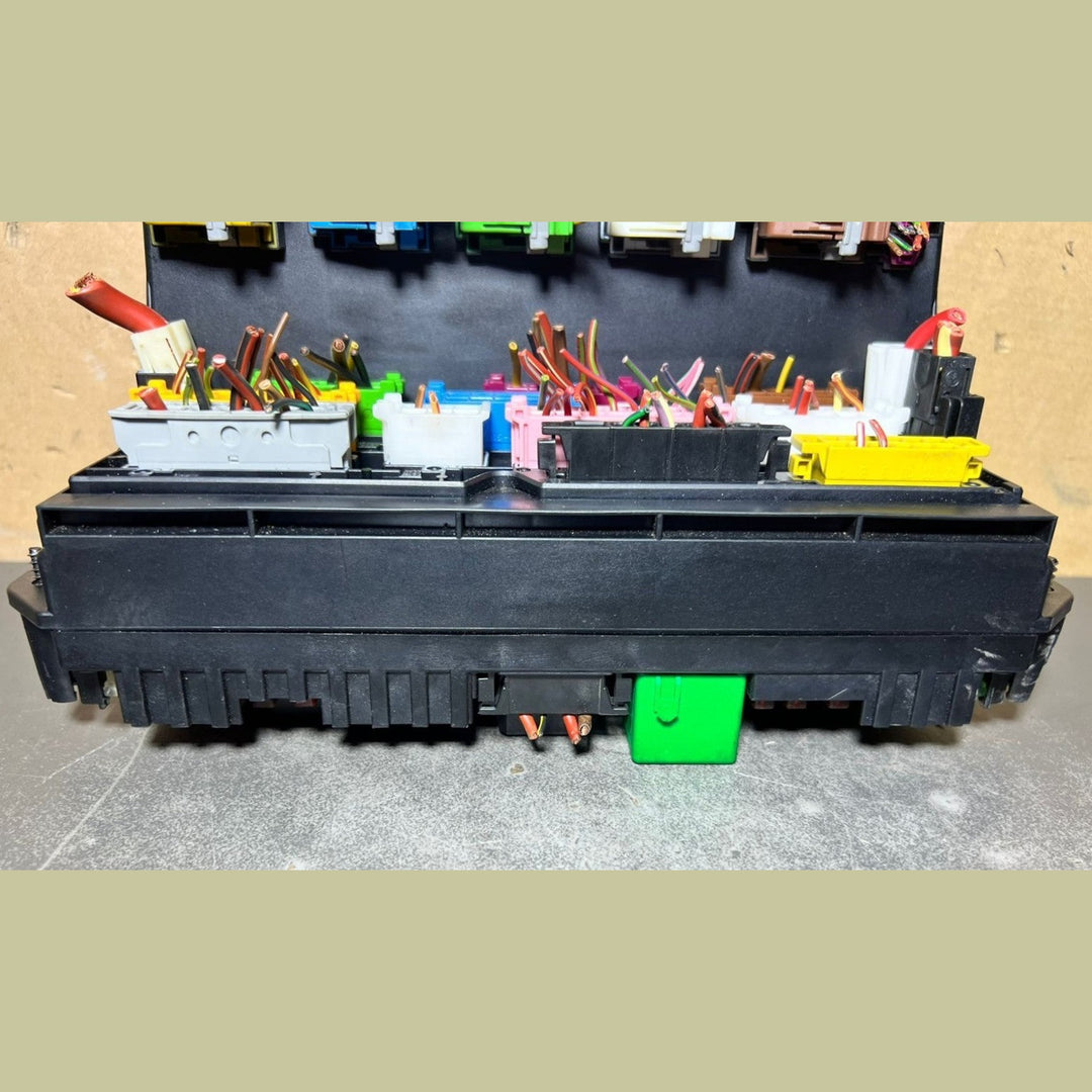 10-16 Mercedes-Benz W212 W204 Front SAM Module Relay Fuse Box A212 9008507 OEM