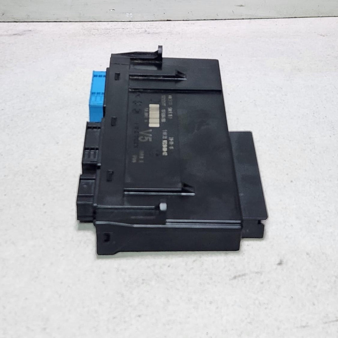 2011 BMW  7 Series F01 F02 F03 F04 740i and 750i Body Control Module 9228490 OEM